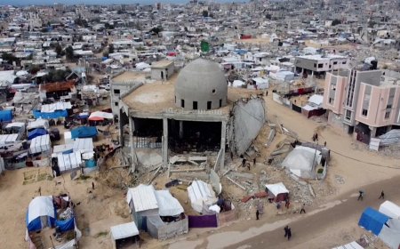 Ruined Gaza mosque hosts first Friday prayers since ceasefire