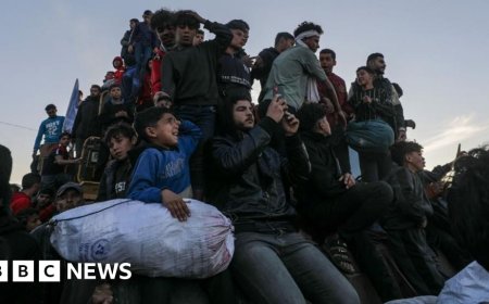 Huge crowds await return to north Gaza after delays