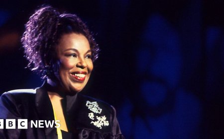 Killing Me Softly singer Roberta Flack dies aged 88