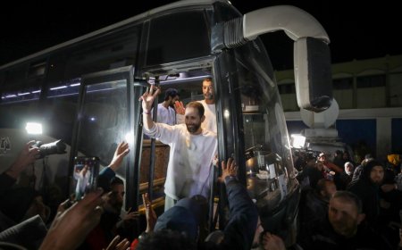Israel releases Palestinian prisoners, sends negotiators to Cairo